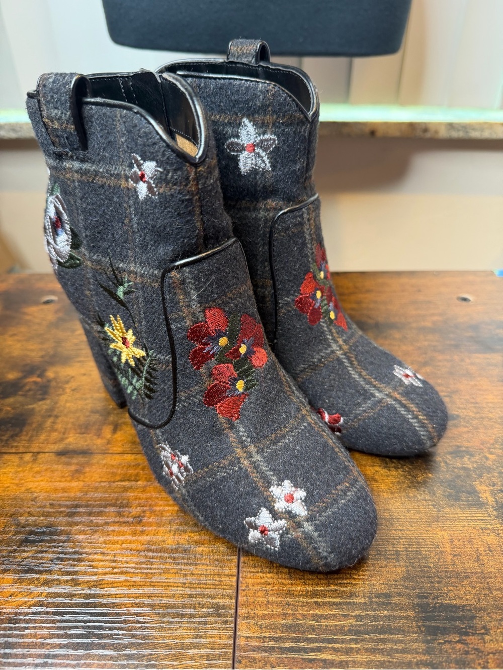 Indigo Rd. Juke embroidered floral flannel plaid ankle booties chunky heel SZ 7